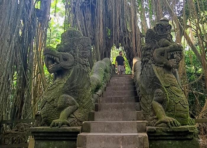 nice temple entrance in ubud 1