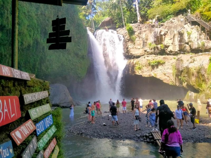tegenungan waterfall (2)